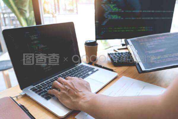 .亚洲团队外包开发人员寻找与笔记本电脑软件一起工作的屏幕编程代码